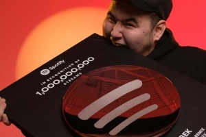Иманбек получил награду Spotify за миллиард прослушиваний