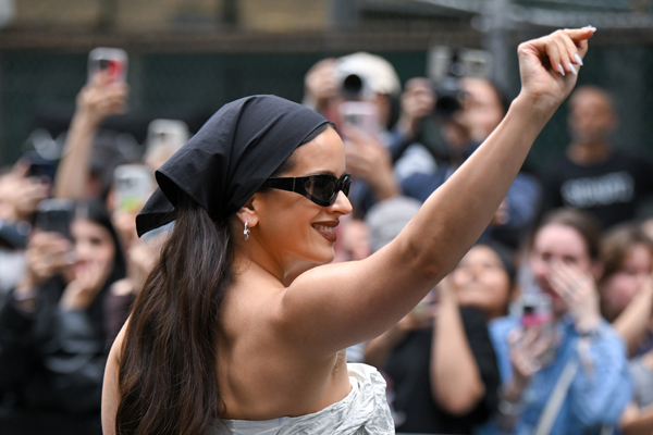 Перейти к новости "Розалия выпустила клип на песню La Perla с нового альбома"
