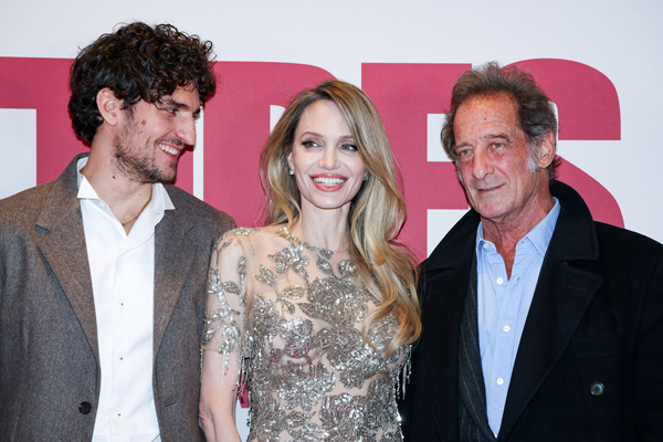 Перейти к новости "Анджелина Джоли и Луи Гаррель вместе появились на премьере в Париже"